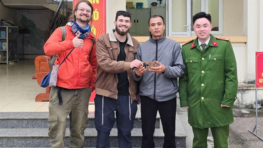 Trao trả iPhone đánh rơi, để lại ấn tượng đẹp với du khách quốc tế